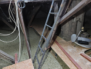 Zateplení stropu bytového domu pomocí foukané izolace